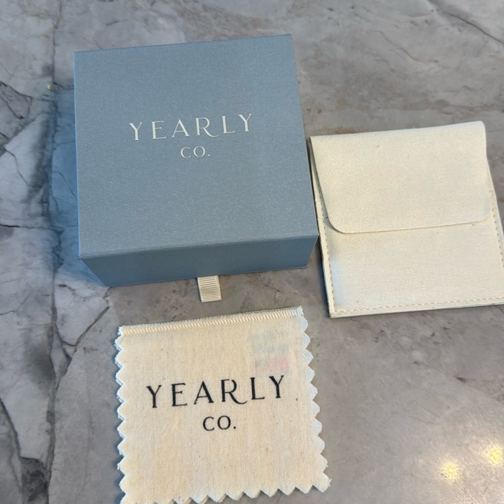 Yearly Co. Empty Gift box w Dustbag & Cleaning cloth